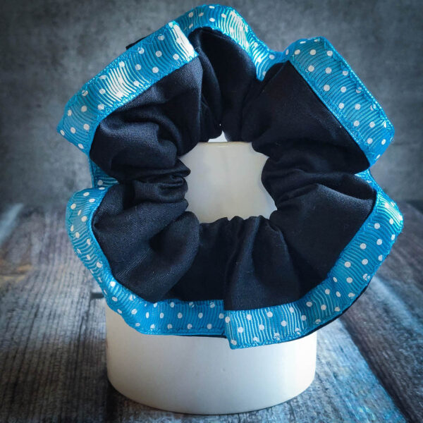 Scrunchie Black Blue 1 https://chaturango.com/handmade-scrunchies-black-and-blue-bordered/