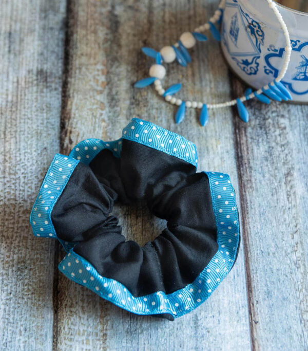 Scrunchie Black Blue 2 https://chaturango.com/handmade-scrunchies-black-and-blue-bordered/