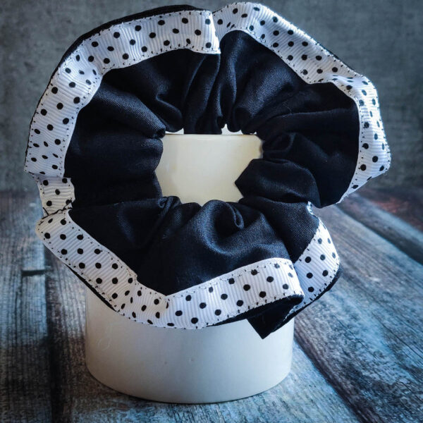 Scrunchie Black White 1 https://chaturango.com/handmade-scrunchies-black-and-white-bordered/