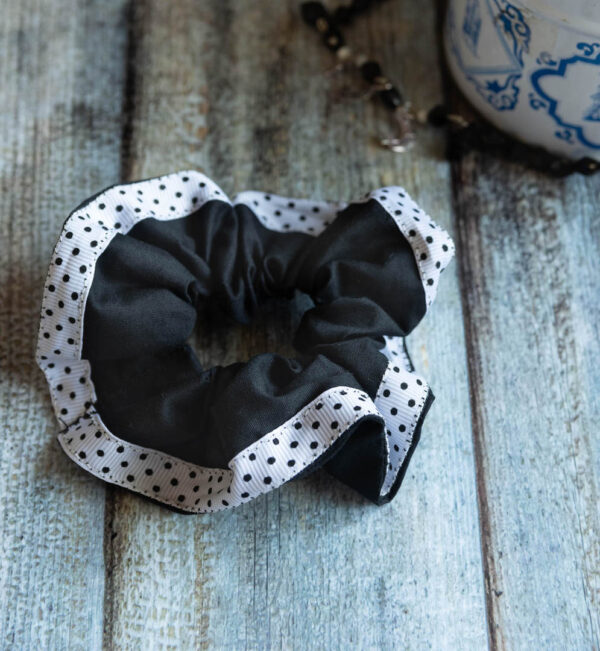 Scrunchie Black White 2 https://chaturango.com/handmade-scrunchies-black-and-white-bordered/