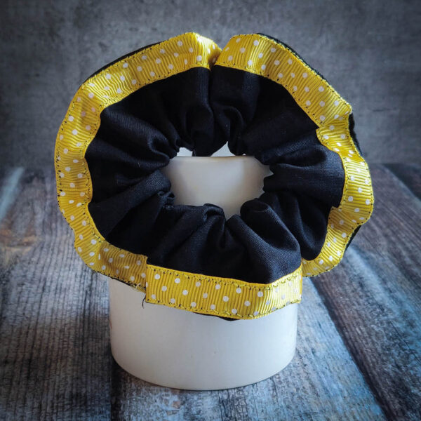 Scrunchie Black Yellow 1 https://chaturango.com/handmade-scrunchies-black-and-yellow-bordered/