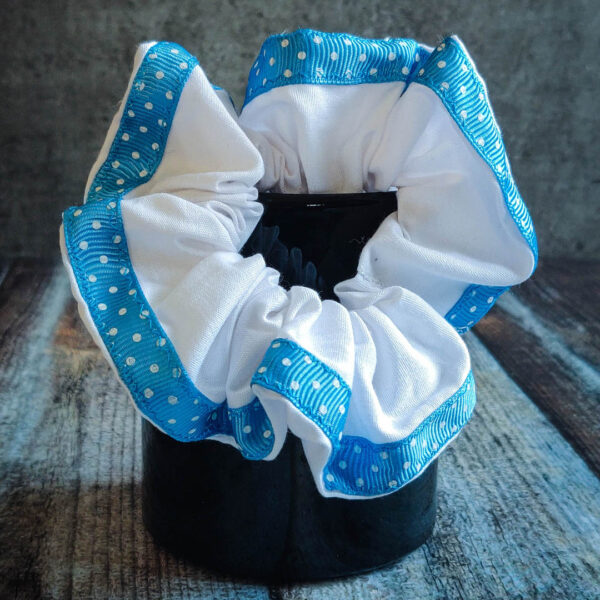 Scrunchie White Blue 1 https://chaturango.com/handmade-scrunchies-white-and-blue-bordered/