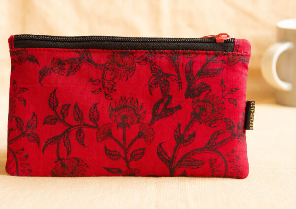 Slim Pouch Red Black Floral 1 https://chaturango.com/slim-pouch-red-and-black-floral-print/