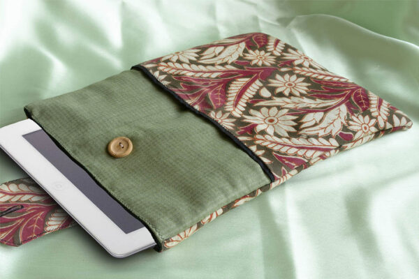 Tablet iPad Sleeve Kalamkari 2 https://chaturango.com/fabric-ipad-sleeve-kalamkari-flower/