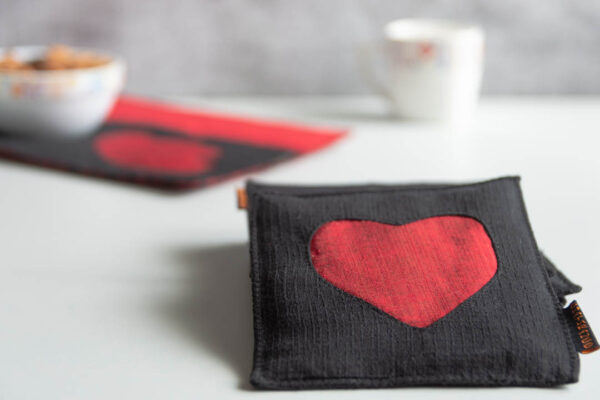 Coaster Red Black Heart 3 https://chaturango.com/heart-theme-red-coaster-set/