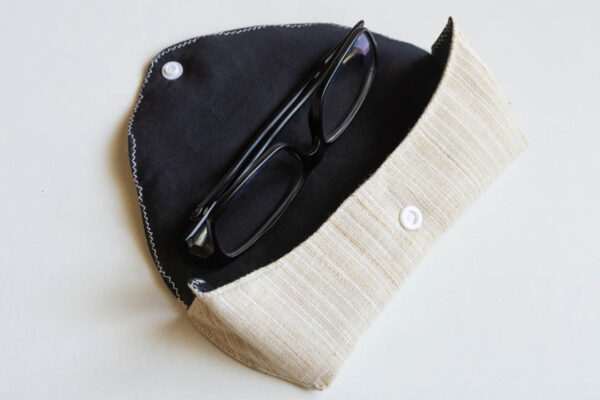 Eyeglass Case Black White 3 https://chaturango.com/eyeglass-and-sunglass-pouch-black-and-white/