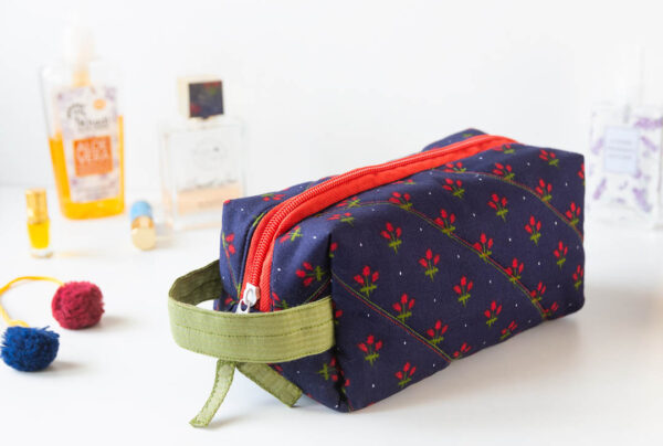 Pouch Boxy Royal Blue Red Floral 2 https://chaturango.com/boxy-pouch-set-red-floral-on-royal-blue/