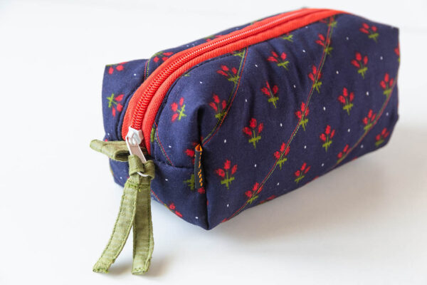 Pouch Boxy Royal Blue Red Floral 3 https://chaturango.com/boxy-pouch-set-red-floral-on-royal-blue/