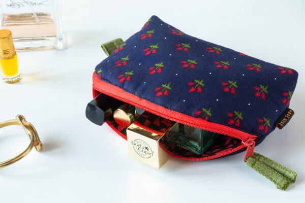 Pouch Boxy Royal Blue Red Floral 4 https://chaturango.com/boxy-pouch-set-red-floral-on-royal-blue/