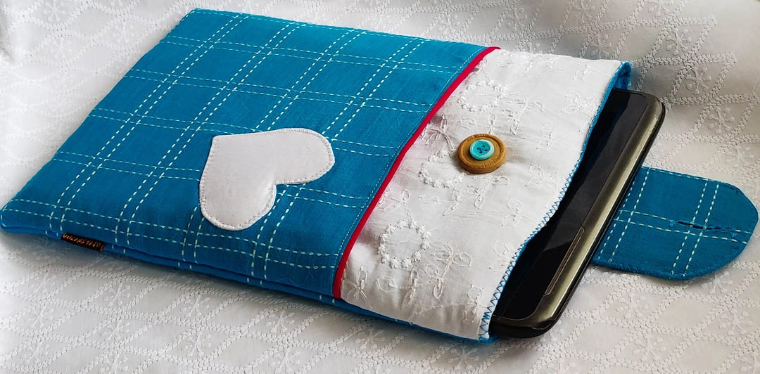 Fascinating Blue iPad Sleeve made of fabric - Image 3
